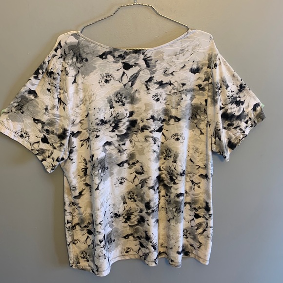 White and black short sleeve crew neck top, 1XL - Picture 2 of 3